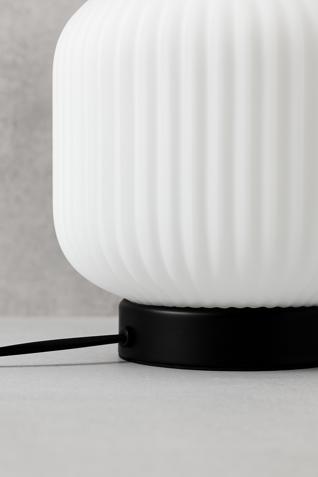 Lámpara de Mesa Pirce Small – Base Negra