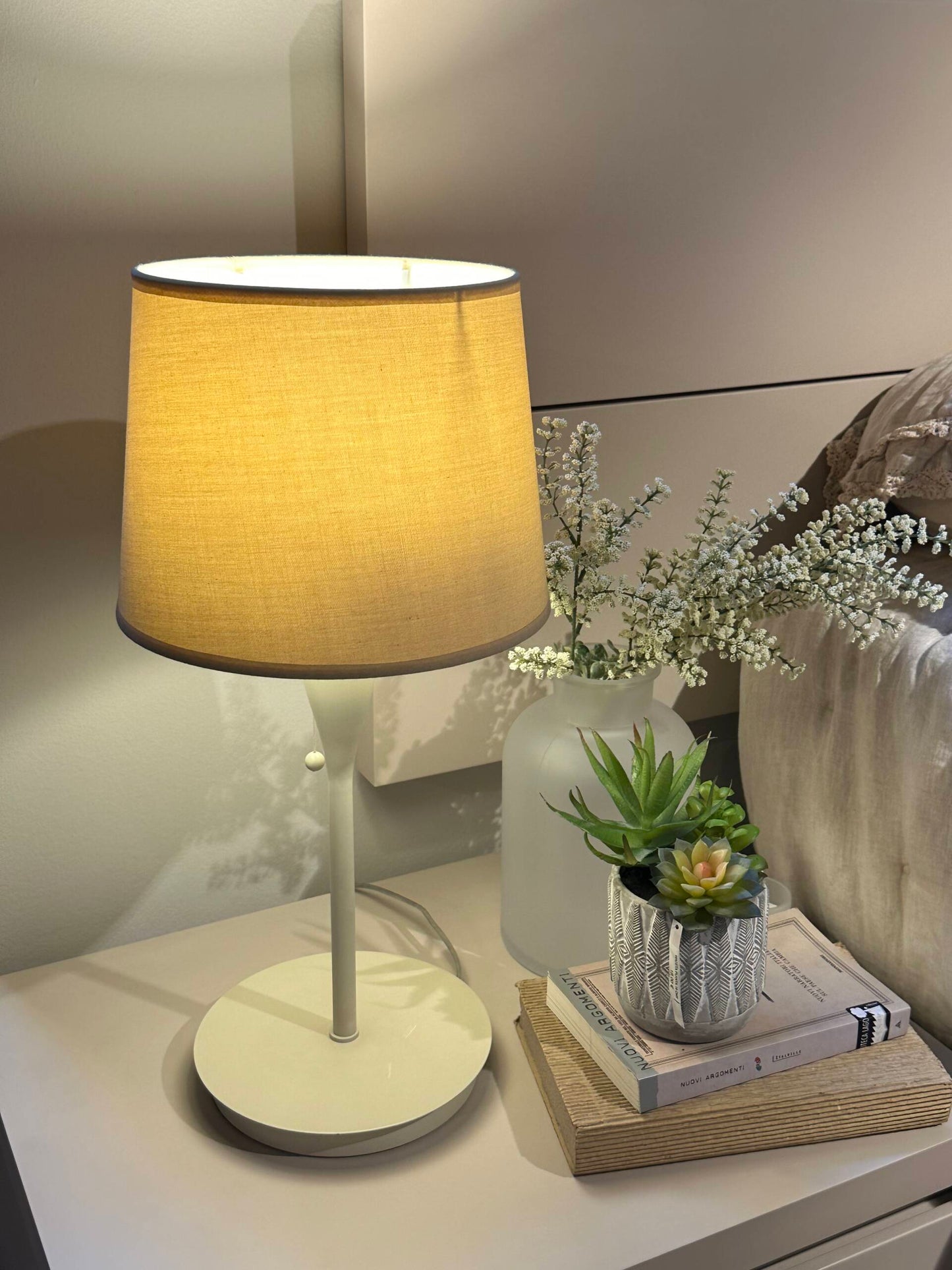 Lámpara de Mesa Portátil de Metal Blanco con Pantalla de Tela