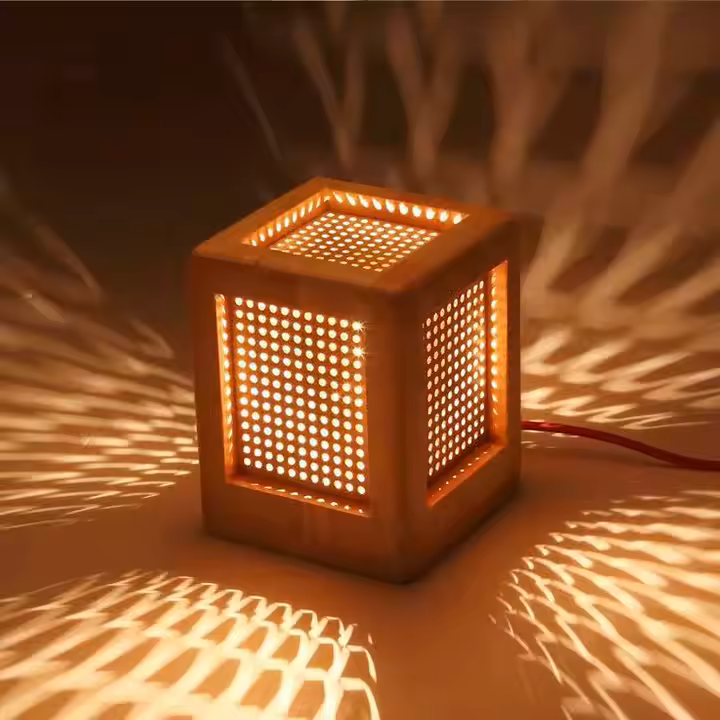 Lámpara de Mesa Cubo - Madera Clara