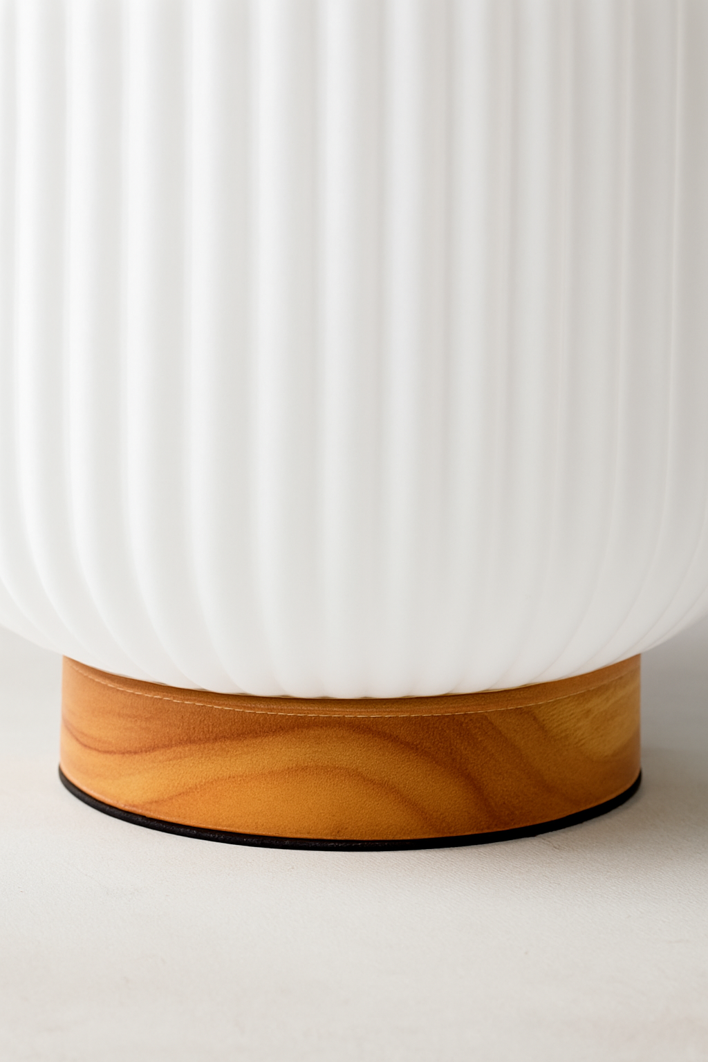 Lámpara de Mesa Pirce Small – Base de Madera