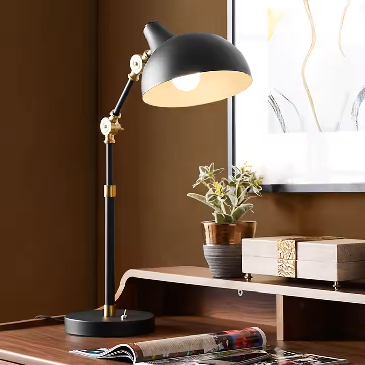 Lámpara de Escritorio Articulada Negra – Diseño Industrial Elegante