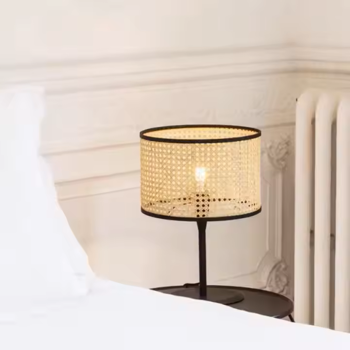 Lámpara de Mesa Portátil de Metal/Ratán