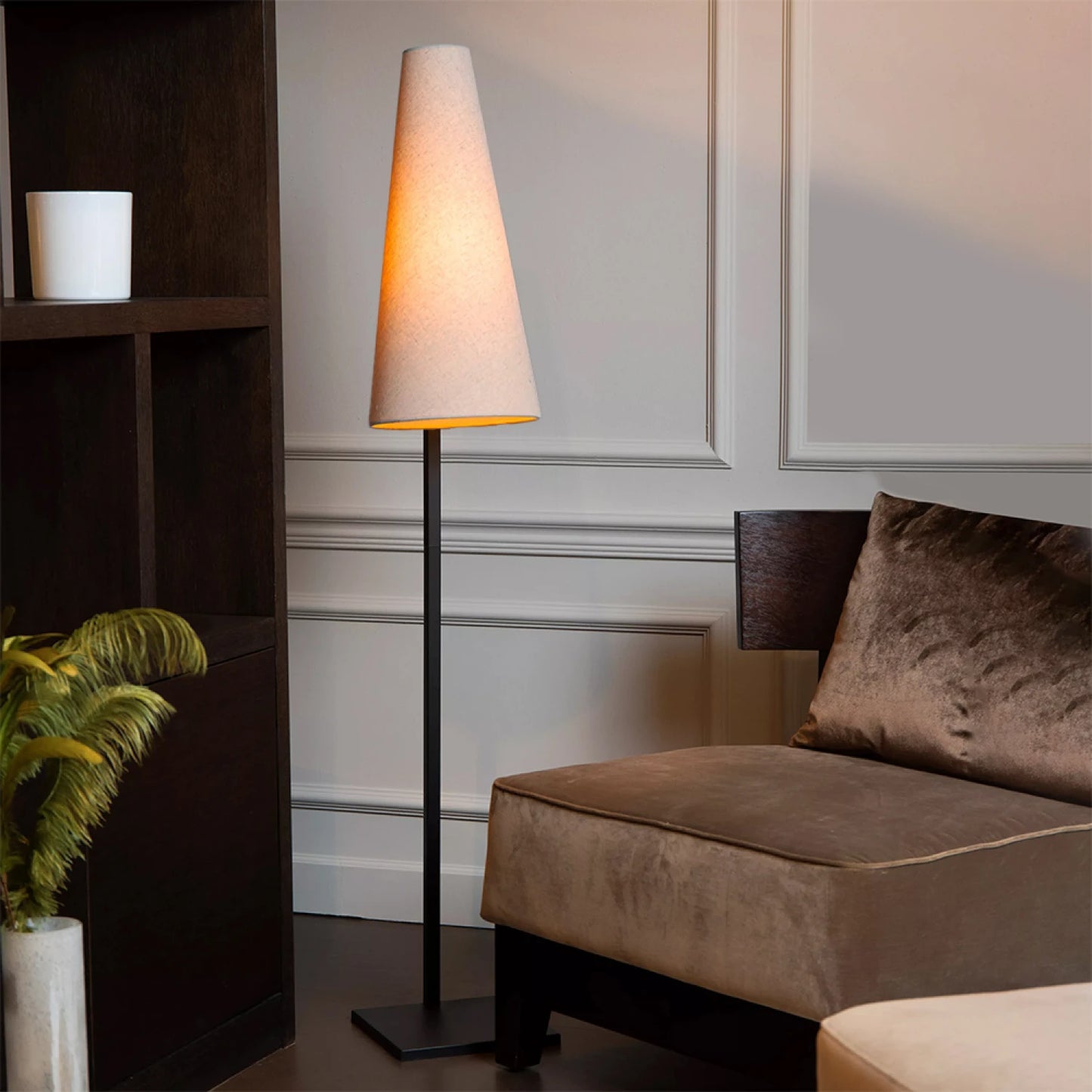 ARTEFACTO DECORATIVO DE PIE KAUNAS