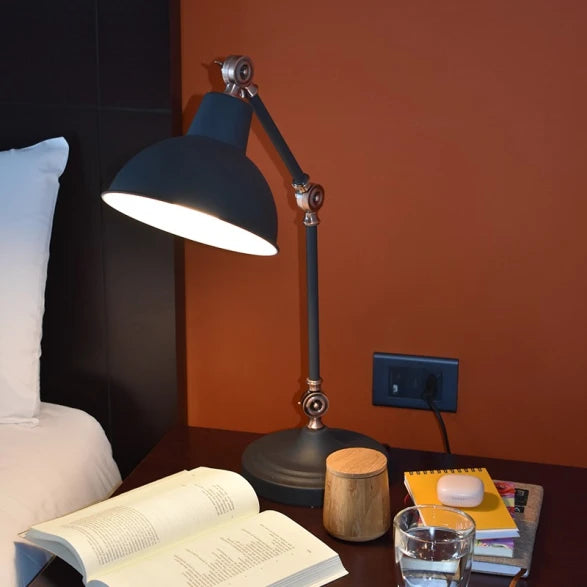 Lámpara de Escritorio Articulada Negra – Diseño Industrial Elegante